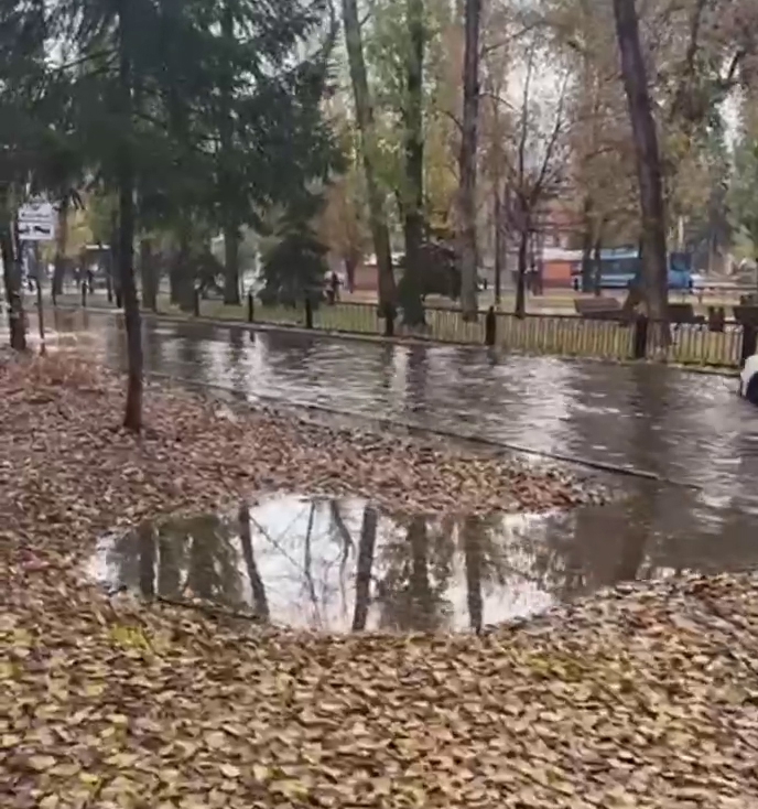 Жители Саратова жалуются на затопленные улицы из-за череды коммунальных аварий