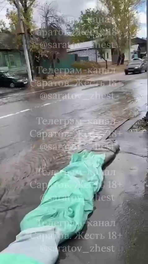 Жители Саратова жалуются на затопленные улицы из-за череды коммунальных аварий