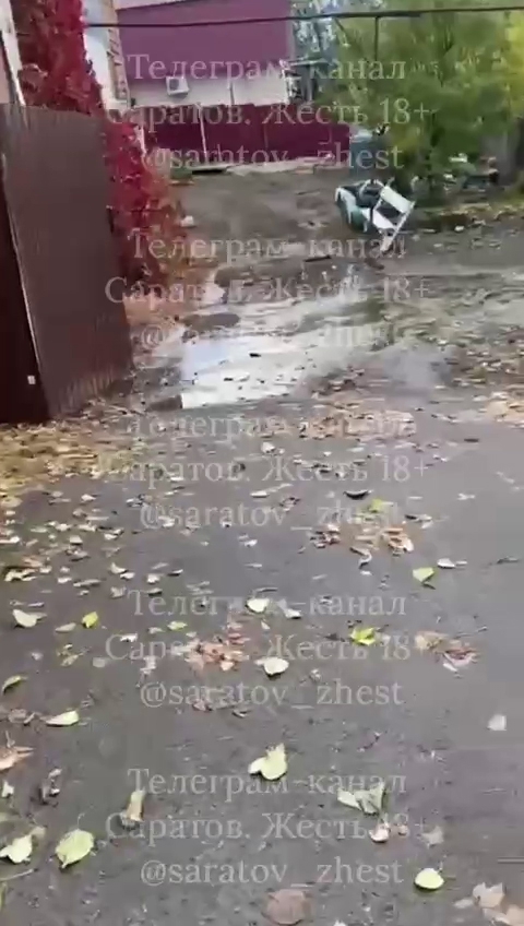 Жители Саратова жалуются на затопленные улицы из-за череды коммунальных аварий