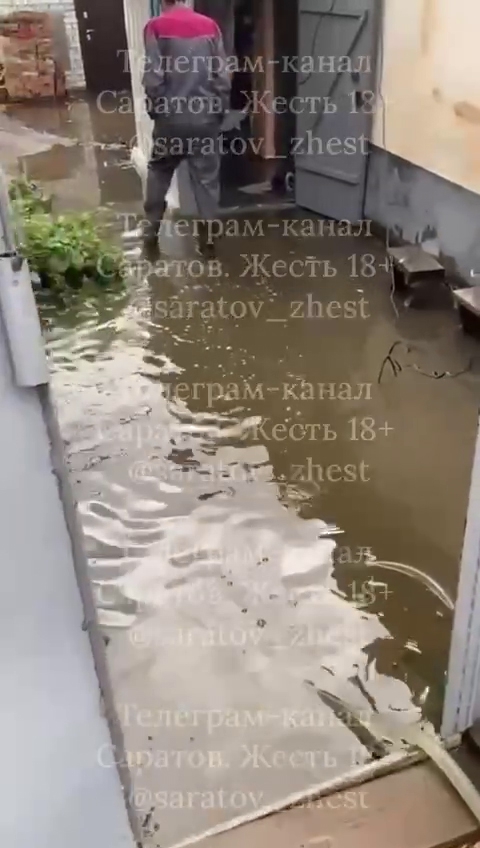 Жители Саратова жалуются на затопленные улицы из-за череды коммунальных аварий