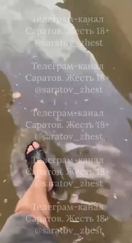 Жители Саратова жалуются на затопленные улицы из-за череды коммунальных аварий