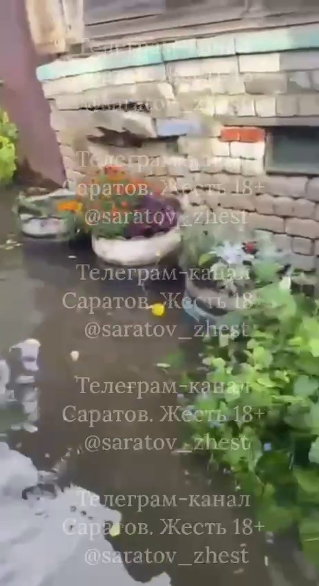 Жители Саратова жалуются на затопленные улицы из-за череды коммунальных аварий