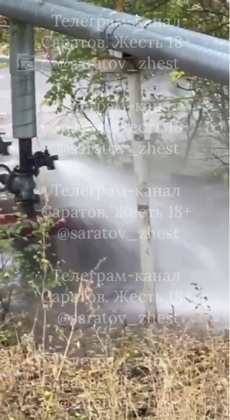 Жители Саратова жалуются на затопленные улицы из-за череды коммунальных аварий