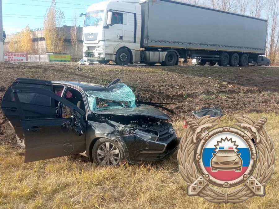 В Балашове женщина за рулем «Гранты» пострадала в ДТП с грузовиком