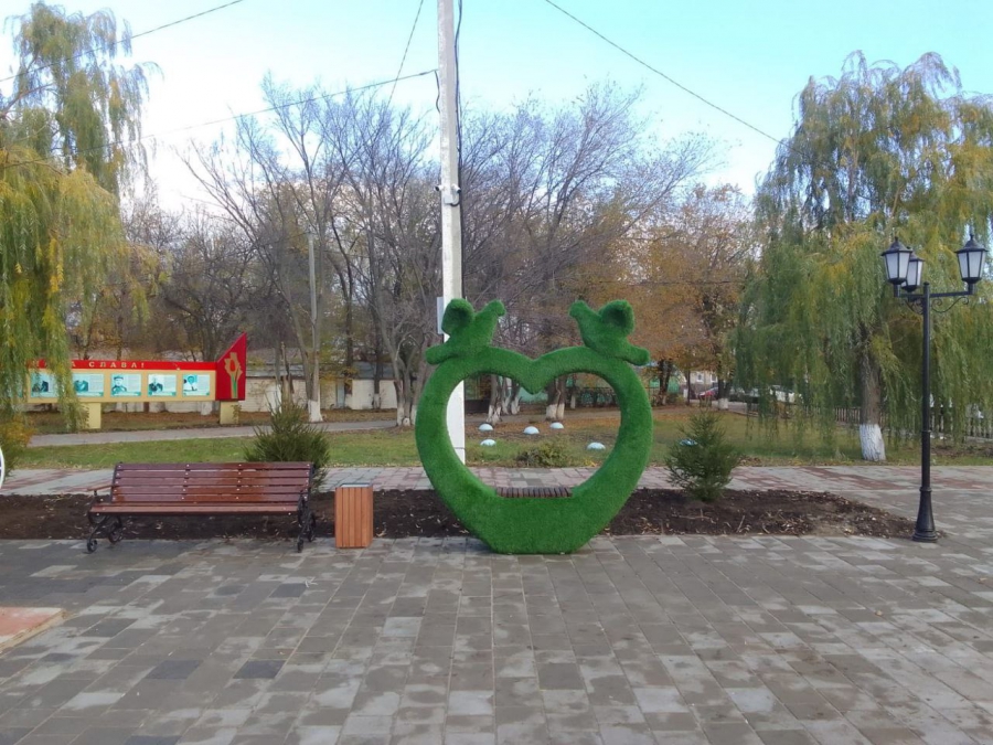 В Перелюбе по инициативе сельчан благоустроили центральную площадь