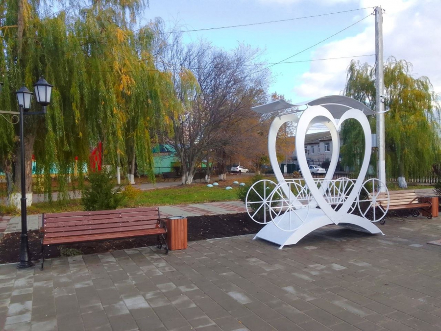 В Перелюбе по инициативе сельчан благоустроили центральную площадь