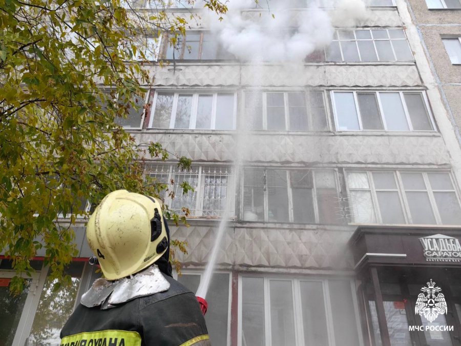 Пожарные спасли более 20 человек в загоревшейся девятиэтажке на Чернышевского