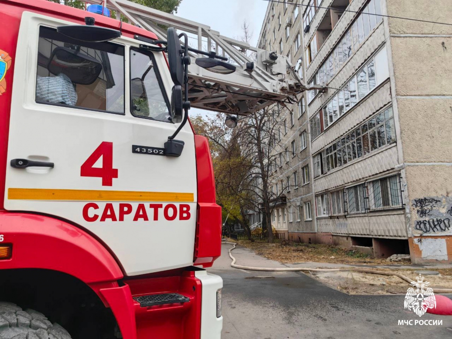 Пожарные спасли более 20 человек в загоревшейся девятиэтажке на Чернышевского