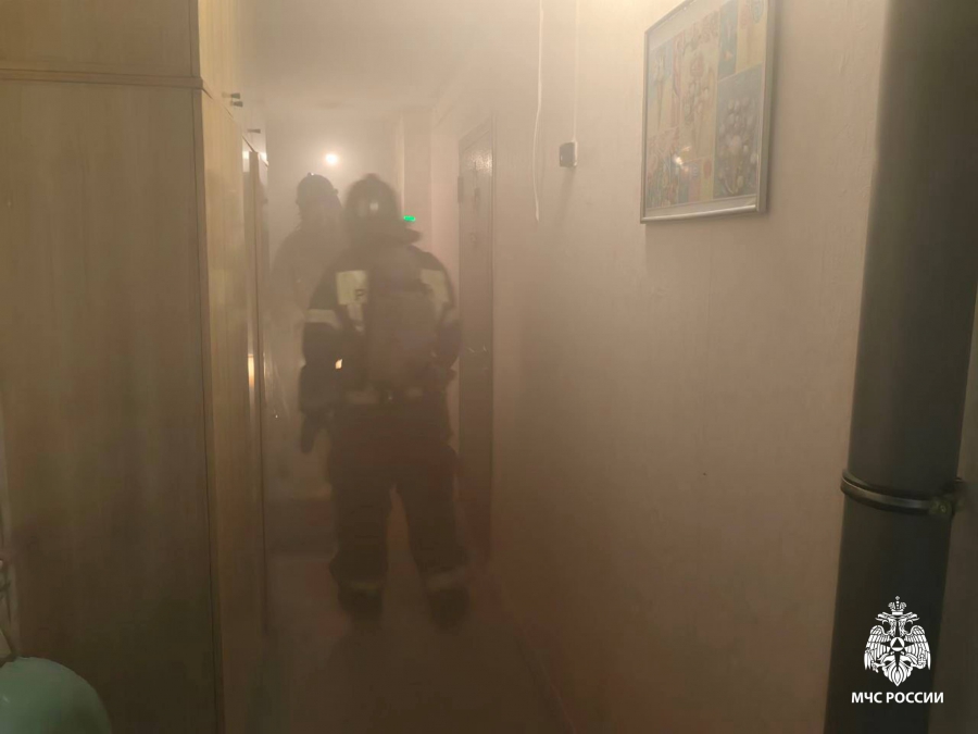 Пожарные спасли более 20 человек в загоревшейся девятиэтажке на Чернышевского