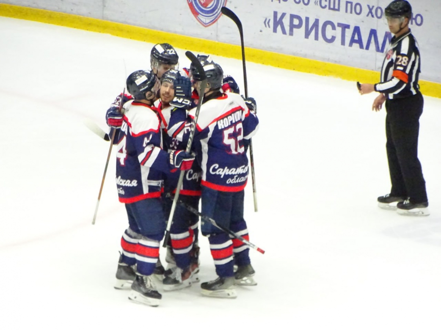 Саратовские хоккеисты оборвали 11-матчевую победную серию лидера
