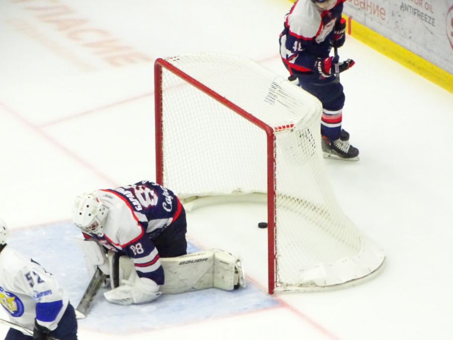 Саратовские хоккеисты оборвали 11-матчевую победную серию лидера