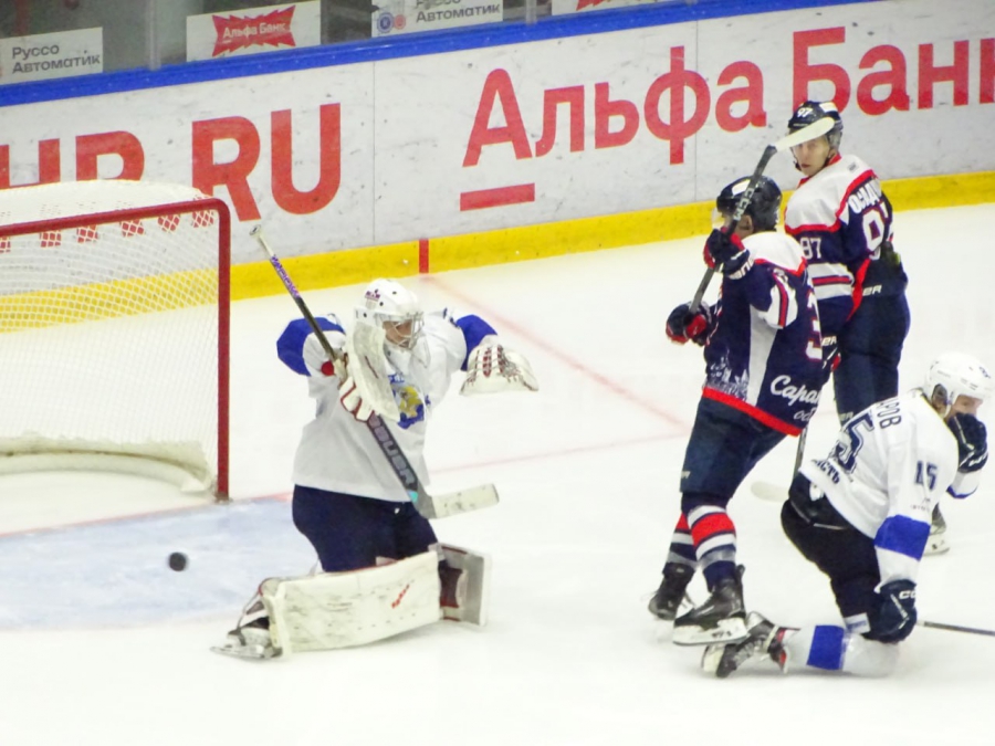 Саратовские хоккеисты оборвали 11-матчевую победную серию лидера