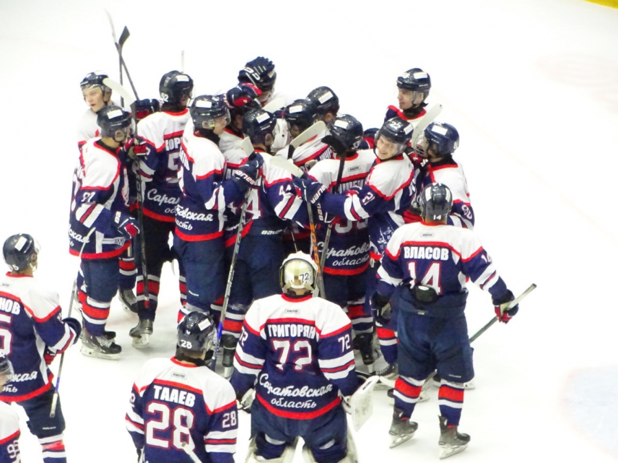 Саратовские хоккеисты оборвали 11-матчевую победную серию лидера