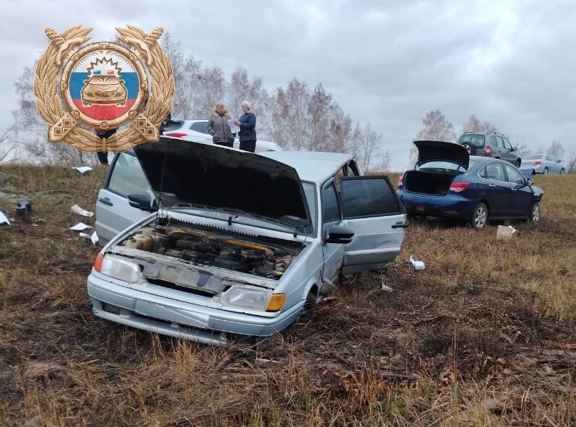 В Новобурасском районе «Ниссан» врезался в стоявший «ВАЗ» и сбил его водителя