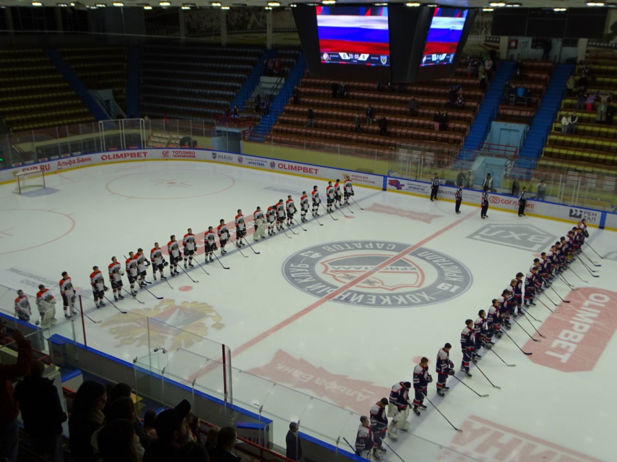 Матч саратовских хоккеистов против «Ермака» завершился массовой дракой