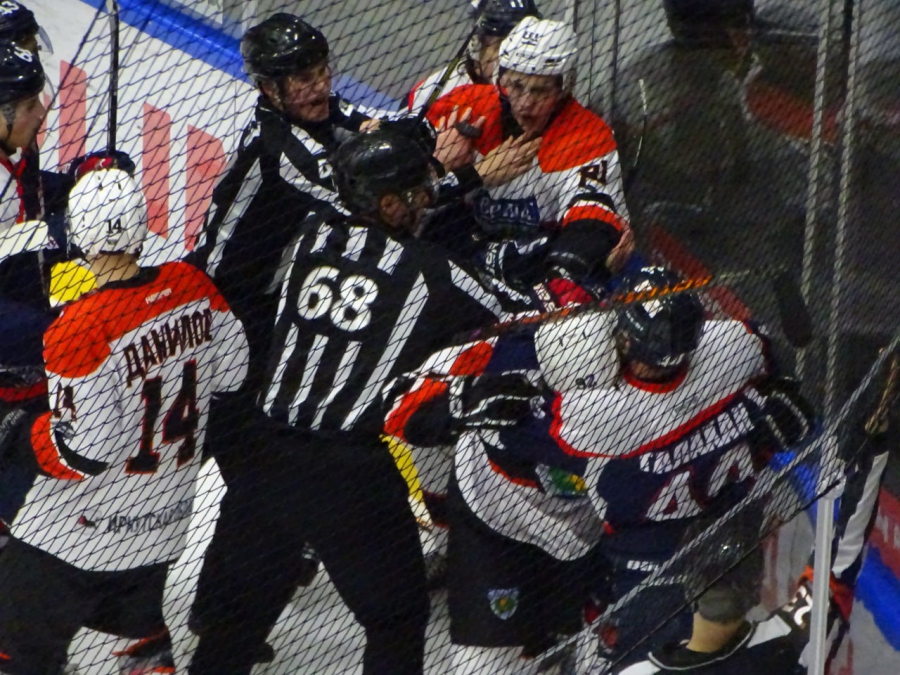 Матч саратовских хоккеистов против «Ермака» завершился массовой дракой