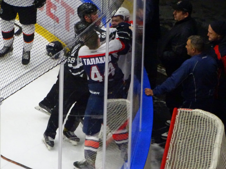 Матч саратовских хоккеистов против «Ермака» завершился массовой дракой