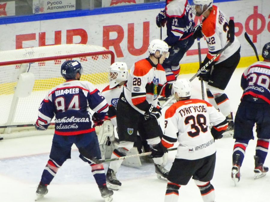 Матч саратовских хоккеистов против «Ермака» завершился массовой дракой