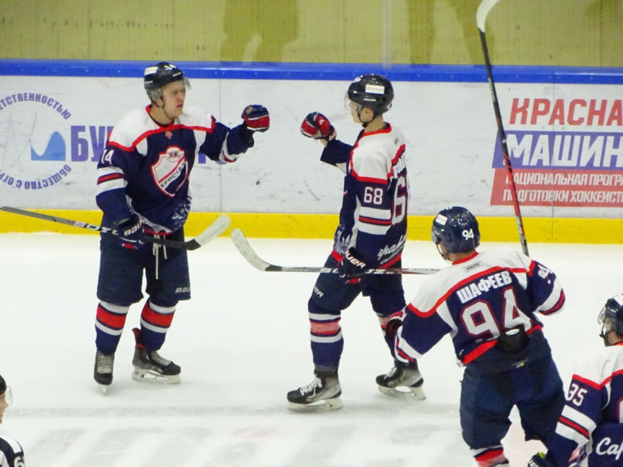 Матч саратовских хоккеистов против «Ермака» завершился массовой дракой
