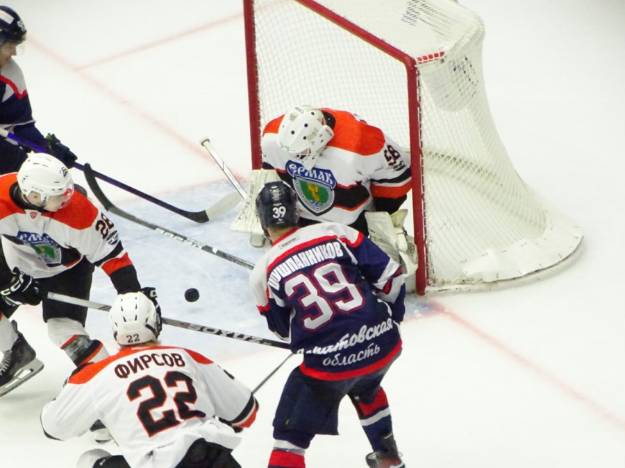 Матч саратовских хоккеистов против «Ермака» завершился массовой дракой