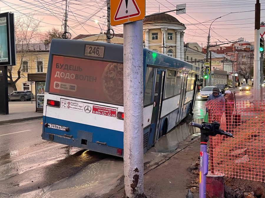 На углу Чернышевского и Московской автобус угодил в провал