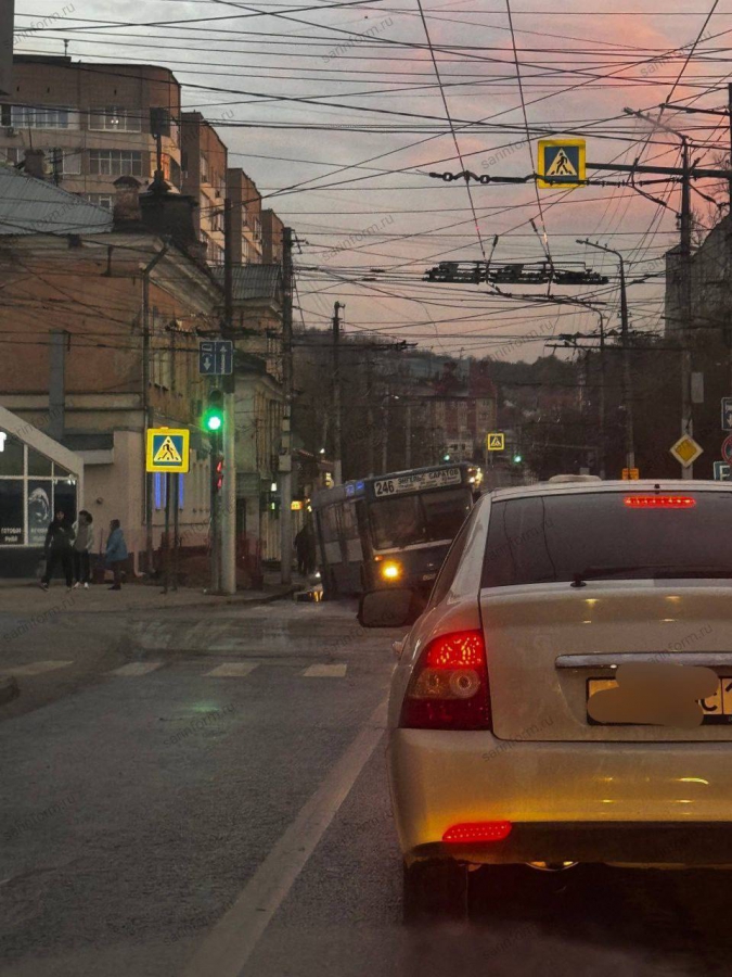 На углу Чернышевского и Московской автобус угодил в провал