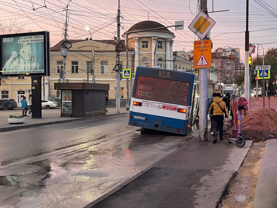 На углу Чернышевского и Московской автобус угодил в провал