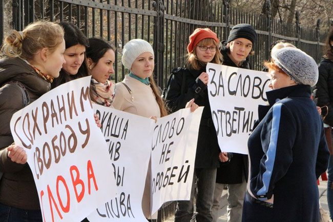 Напротив издательства повесили баннер: «Аркаша – не шути со словом»