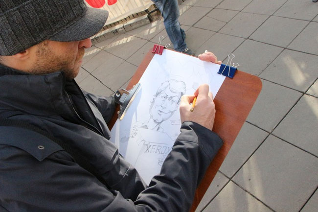 Напротив издательства повесили баннер: «Аркаша – не шути со словом»