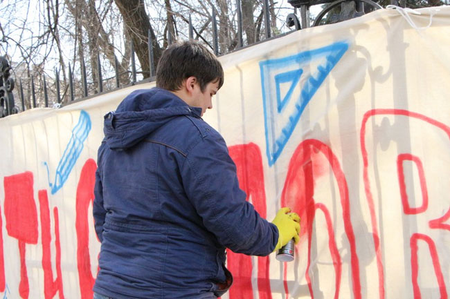 Напротив издательства повесили баннер: «Аркаша – не шути со словом»