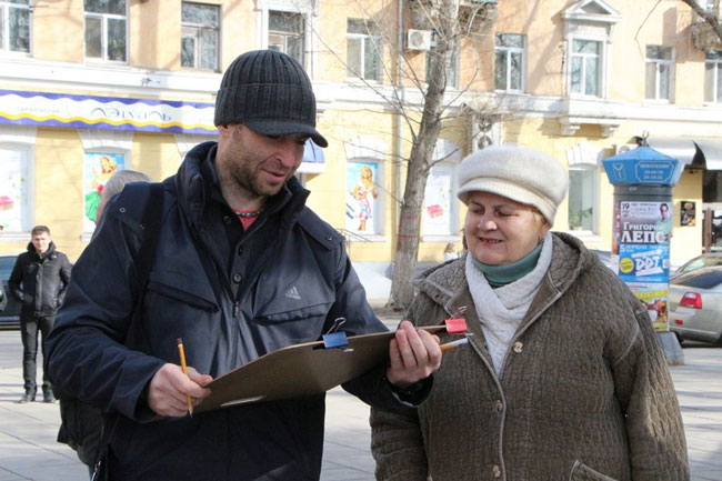 Напротив издательства повесили баннер: «Аркаша – не шути со словом»