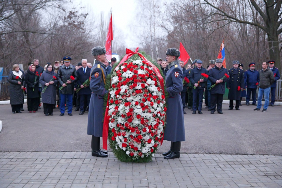 В Саратове в День неизвестного солдата почтили память павших воинов