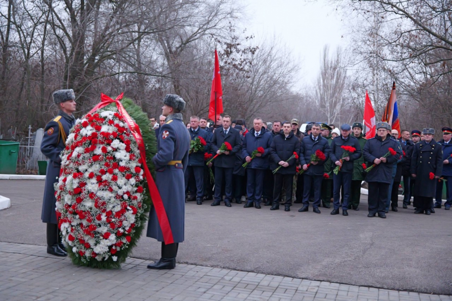 В Саратове в День неизвестного солдата почтили память павших воинов