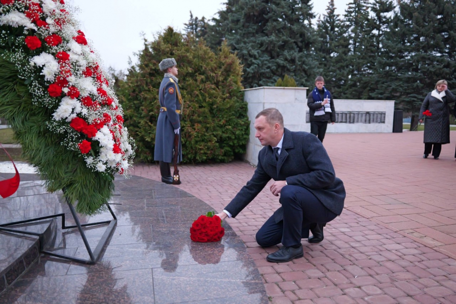 В Саратове в День неизвестного солдата почтили память павших воинов
