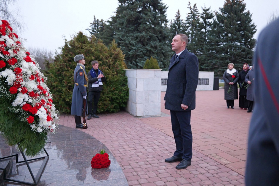В Саратове в День неизвестного солдата почтили память павших воинов