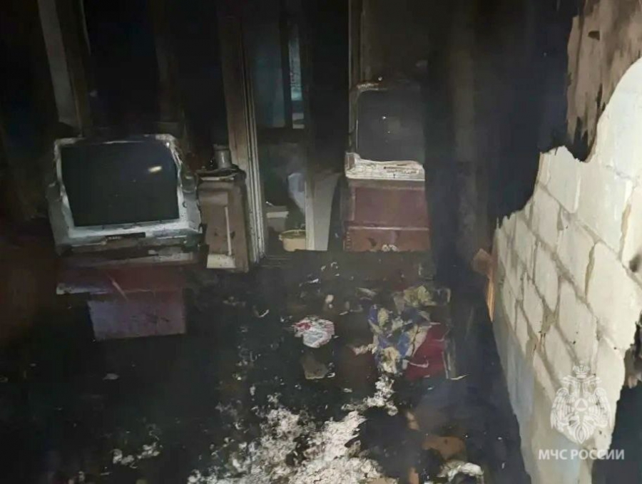 В Петровске на пожаре в пятиэтажке погиб курильщик