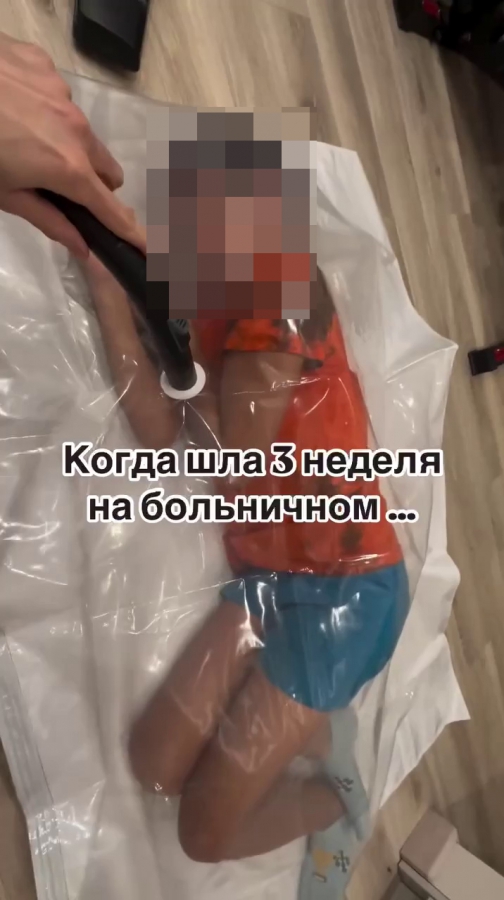 Блогер в Саратове закрыла сына в вакуумной упаковке. В МВД начали проверку