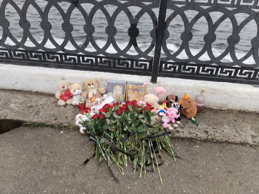 Саратовцы несут цветы и игрушки к месту гибели парня и девушки на набережной