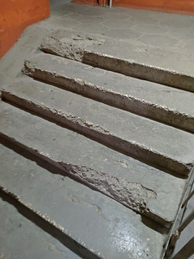 УК обязали устранить повреждения на территории дома на Железнодорожной