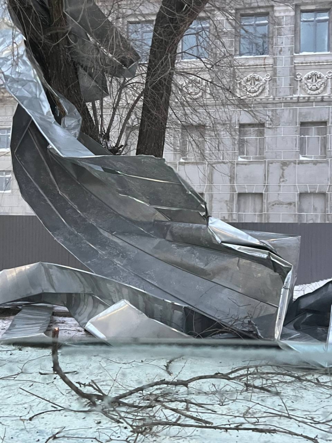 В Саратове из-за сильного ветра рухнула главная новогодняя елка