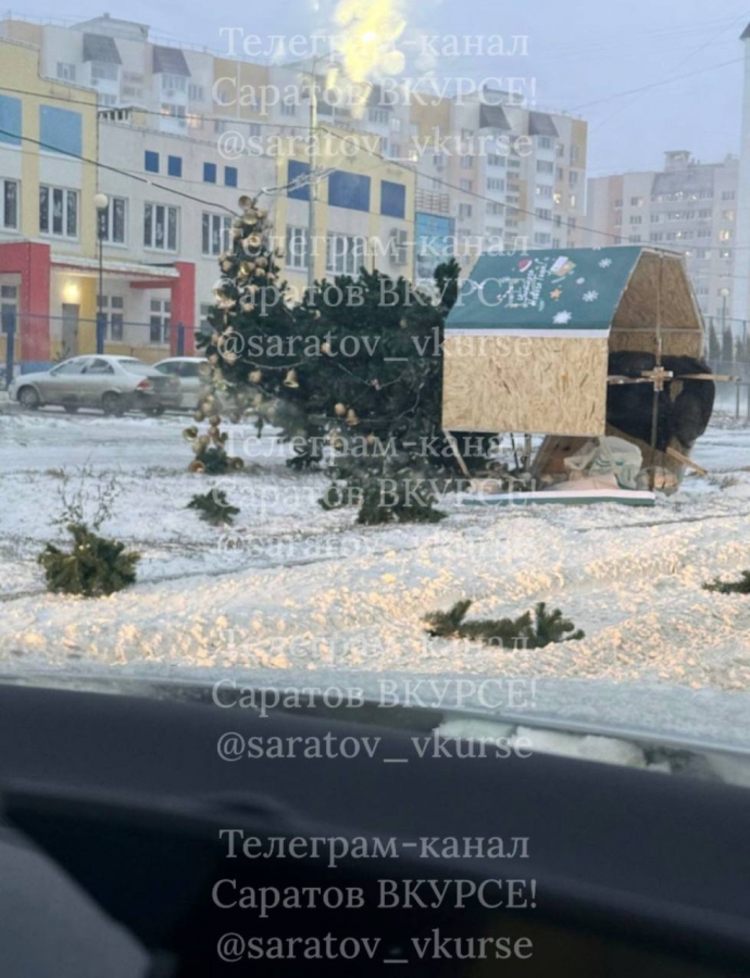 В Саратове из-за сильного ветра рухнула главная новогодняя елка