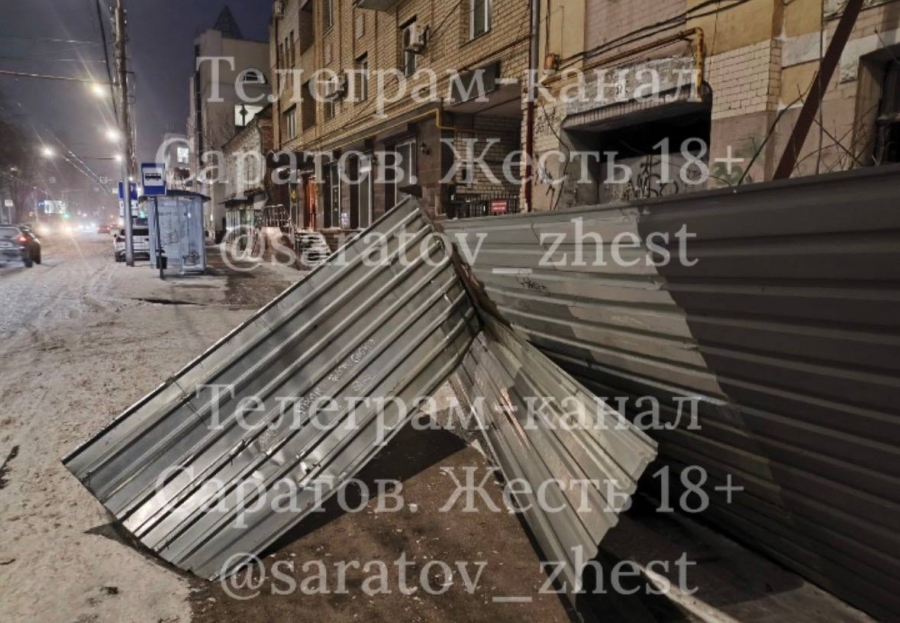 В Саратове из-за сильного ветра рухнула главная новогодняя елка