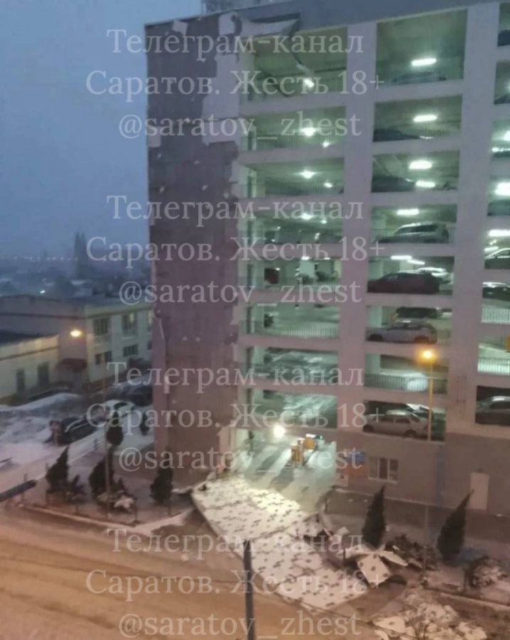 В Саратове из-за сильного ветра рухнула главная новогодняя елка