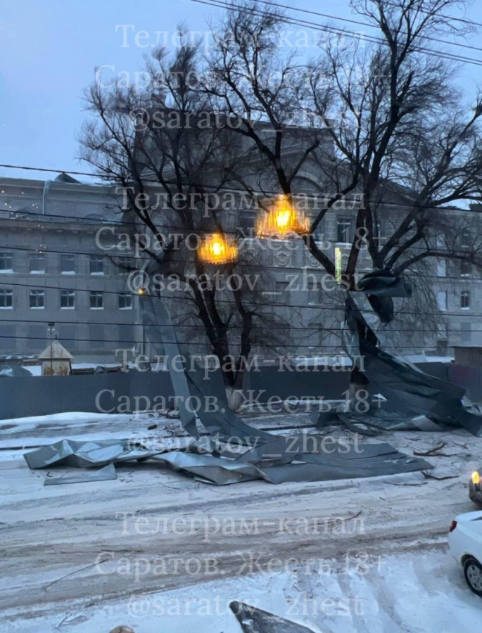 В Саратове из-за сильного ветра рухнула главная новогодняя елка
