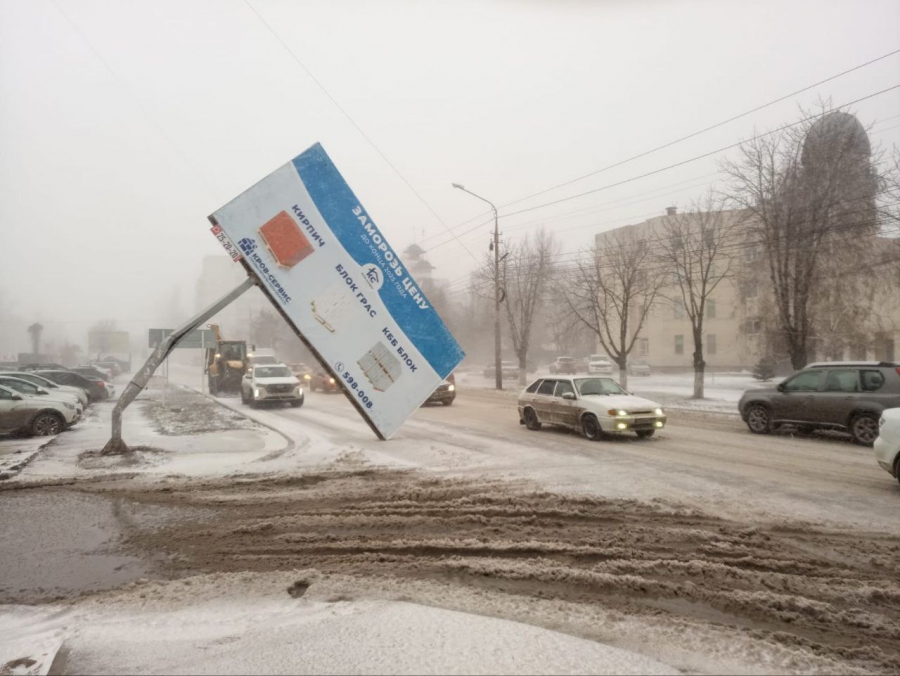 В Саратове из-за сильного ветра рухнула главная новогодняя елка