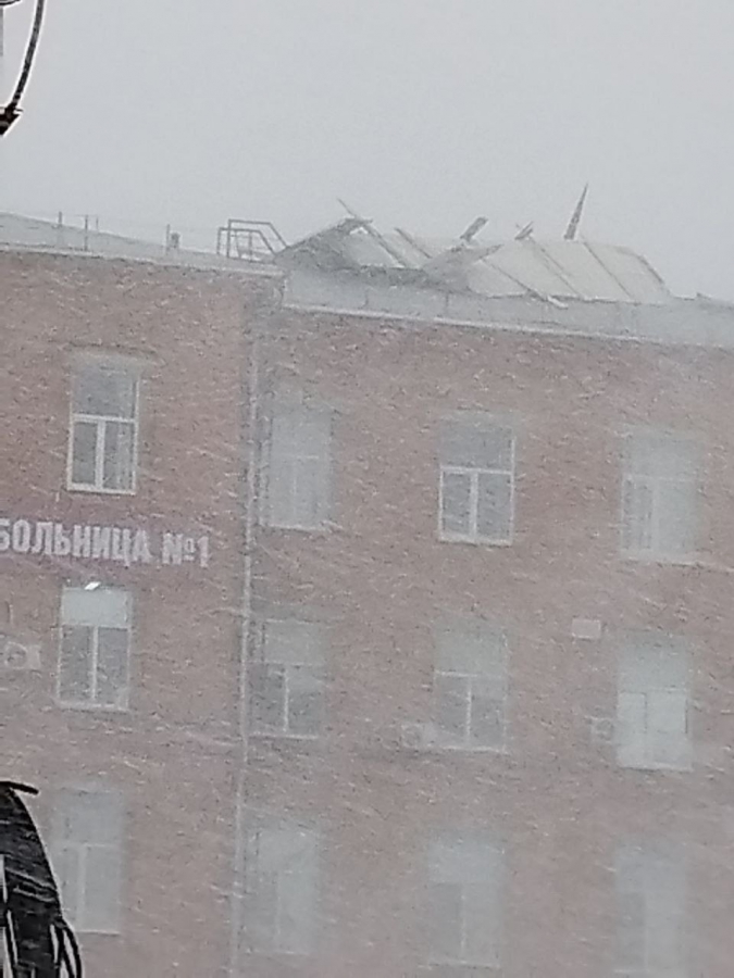 В Саратове из-за сильного ветра рухнула главная новогодняя елка