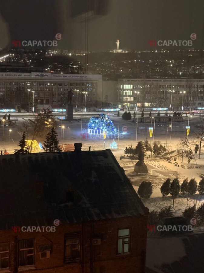 В Саратове из-за сильного ветра рухнула главная новогодняя елка