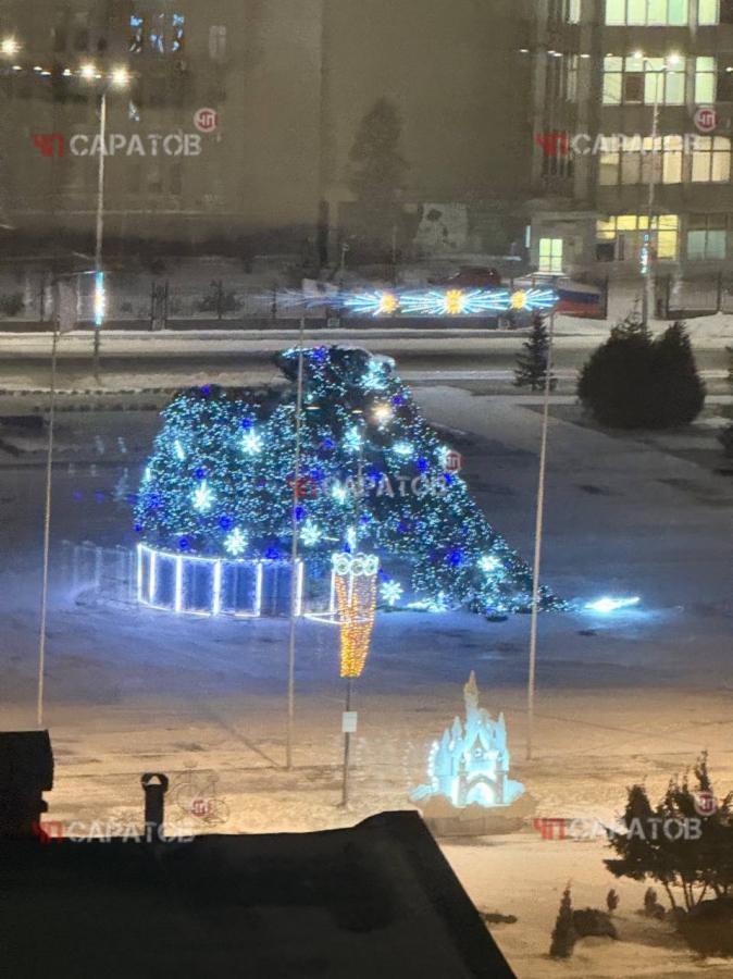 В Саратове из-за сильного ветра рухнула главная новогодняя елка