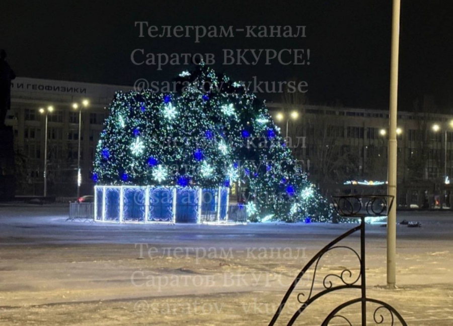 В Саратове из-за сильного ветра рухнула главная новогодняя елка