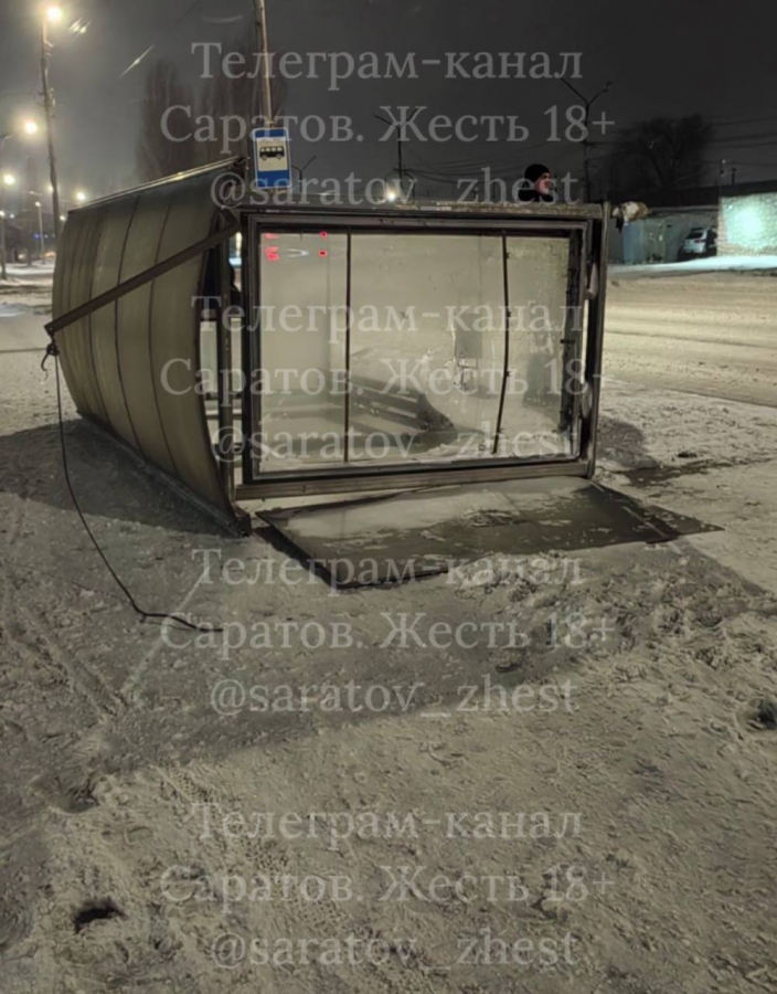 В Саратове из-за сильного ветра рухнула главная новогодняя елка